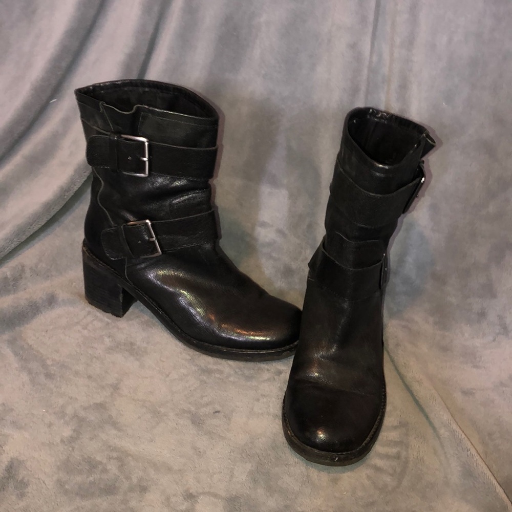 Worn once for a photoshoot.